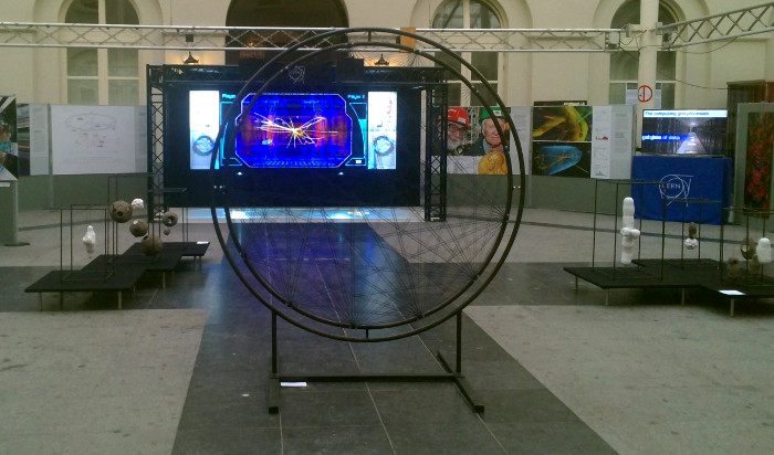 Vue d'ensemble de l'exposition du CERN à Bruxelles en 2014