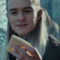 Legolas tient un lembas