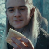 Legolas tient un lembas