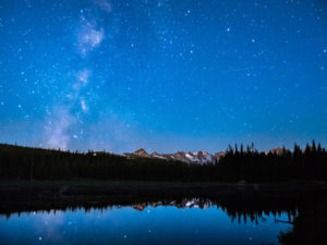 Crépuscule astronomique au Red Rock Lake au Indian Peaks Wilderness, Colorado.