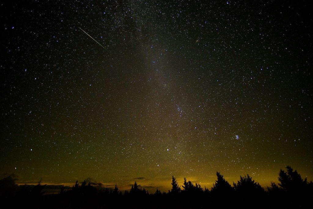 Un météore faisant partie de la pluie d'étoiles filantes des Perséides